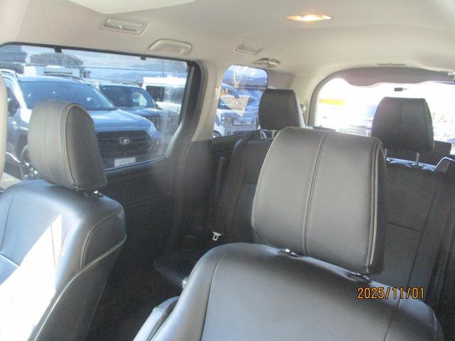 エスクァイア ハイブリッドＸｉ　純正９インチナビ　フリップダウンモニター　両側パワースライドドア　シートカバー　安全装備　プッシュスタート　シートヒーター　オートライト　ステアリングリモコン（12枚目）