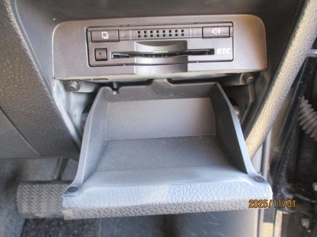 エスクァイア ハイブリッドＸｉ　純正９インチナビ　フリップダウンモニター　両側パワースライドドア　シートカバー　安全装備　プッシュスタート　シートヒーター　オートライト　ステアリングリモコン（16枚目）