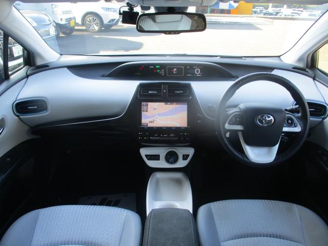 プリウス Ａ　禁煙車　純正９インチナビ　バックカメラ　ＥＴＣ　ＨＵＤ　オートハイビーム　ステアリングリモコン（13枚目）