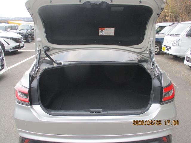 クラウンハイブリッド ＲＳアドバンス　モデリスタフルエアロ　モデリスタホイール　全方位カメラ　ＣＤ、ＤＶＤ　パワーシート　フルセグＴＶ　ドライブレコーダ－　オートハイビーム　クルーズコントロール　ステアリングリモコン　パドルシフト（9枚目）