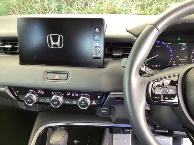 ヴェゼル ｅ：ＨＥＶＺ　純正メモリーナビ　リアカメラ　ＥＴＣ　衝突回避支援ブレーキ機能　スマキ　Ｐトランク　フルオートエアコン　エアバッグ　両席エアバック　Ｒカメ　記録簿付　パワーウィンドウ　ＬＥＤランプ　ソナー　クルーズＣ（3枚目）