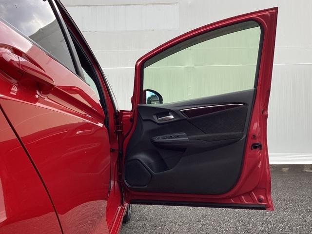 フィットハイブリッド Ｓパッケージ　メモリーナビ　ＥＴＣ　リアカメラ　点検記録簿　サイドエアバック　ＵＳＢ　ＶＳＡ　クルコン　地デジＴＶ　イモビライザー　パワーウィンドウ　スマキー　ＤＶＤ再生　ナビＴＶ　Ｗエアバック　パワステ　ＡＡＣ（26枚目）