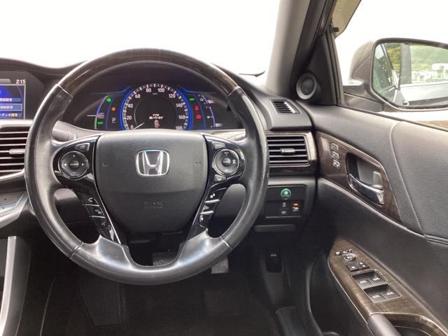 アコードハイブリッド ＥＸ　ＨＤＤナビ　リアカメラ　シートヒーター　リヤカメラ　衝突軽減システム　本革　盗難防止装置　パワーウィンドウ　地デジ　ＵＳＢ　ＬＥＤ　ＤＶＤ再生　記録簿　オートエアコン　ナビＴＶ　パワーステアリング（3枚目）