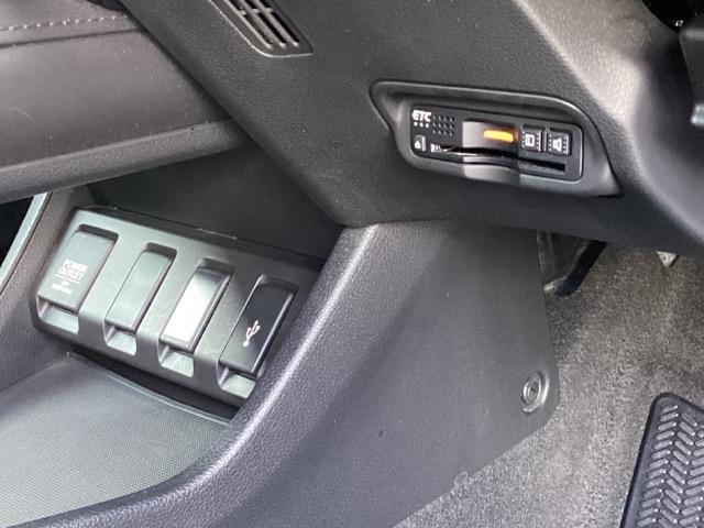 ヴェゼル ハイブリッドＺ・ホンダセンシング　メモリーナビ　リアカメラ　ＥＴＣ　レーダーサポート　Ｐセンサー　整備記録簿　横滑り防止システム　バックアイカメラ　盗難防止装置　シートヒーター付　スマ－トキ－　ＥＣＯモード　パワーウィンド　ＵＳＢ接続（13枚目）