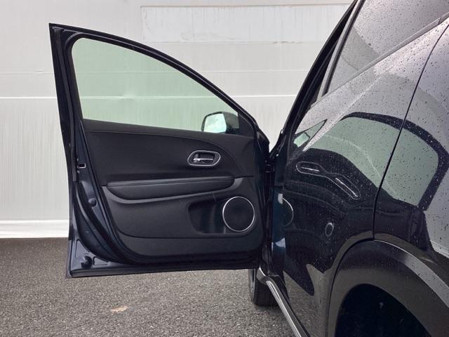 ヴェゼル ハイブリッドＺ・ホンダセンシング　メモリーナビ　リアカメラ　ＥＴＣ　レーダーサポート　Ｐセンサー　整備記録簿　横滑り防止システム　バックアイカメラ　盗難防止装置　シートヒーター付　スマ－トキ－　ＥＣＯモード　パワーウィンド　ＵＳＢ接続（26枚目）