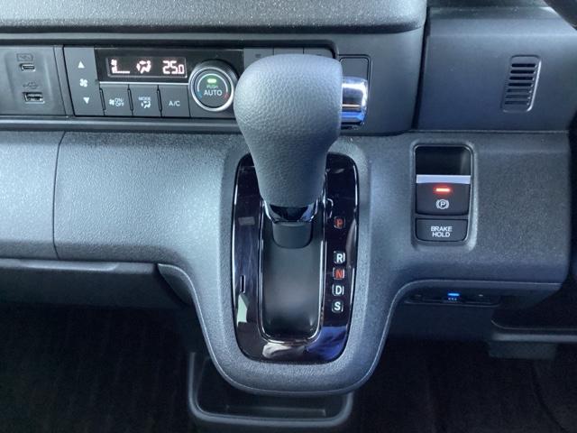 N-BOXカスタム ベースグレード USB接続 CMBS Dレコ 禁煙 オートエアコン スマートキ LED 盗難防止装置 クルコン ETC バックカメラ フルセグTV パワーステアリング エアバッグ ESC フリーキー(15枚目)