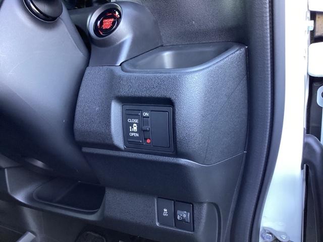 N-BOXカスタム ベースグレード USB接続 CMBS Dレコ 禁煙 オートエアコン スマートキ LED 盗難防止装置 クルコン ETC バックカメラ フルセグTV パワーステアリング エアバッグ ESC フリーキー(23枚目)