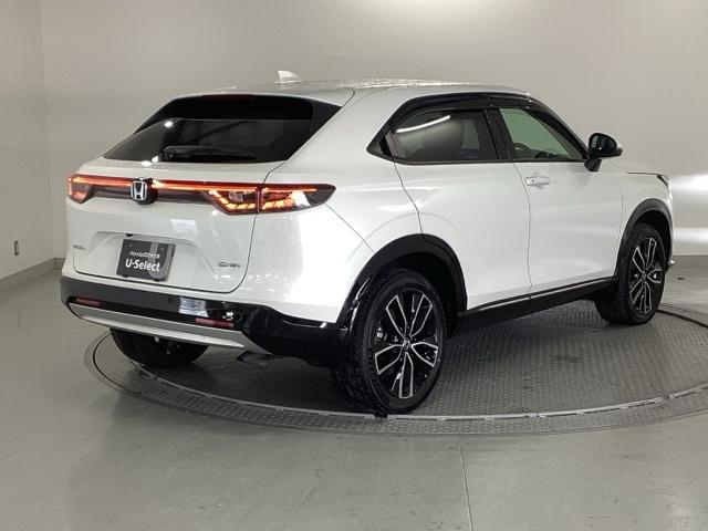 ヴェゼル ｅ：ＨＥＶＺ　純正ナビ　フルセグ　リアカメラ　衝突回避支援ブレーキ機能　スマキ　Ｐトランク　フルオートエアコン　Ｄレコ　エアバッグ　両席エアバック　Ｒカメ　パワーウィンドウ　ＬＥＤランプ　ソナー　クルーズＣ　ＵＳＢ（8枚目）