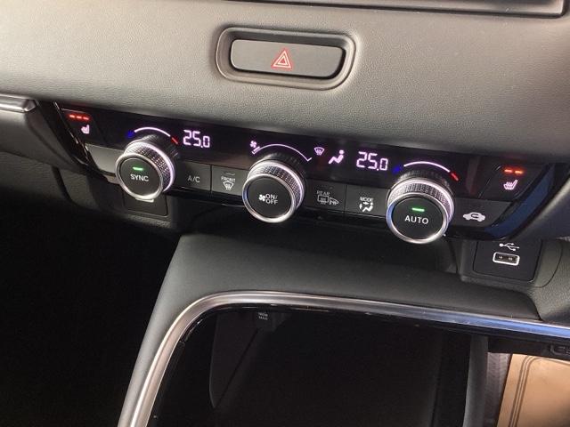 ヴェゼル ｅ：ＨＥＶＺ　純正ナビ　フルセグ　リアカメラ　衝突回避支援ブレーキ機能　スマキ　Ｐトランク　フルオートエアコン　Ｄレコ　エアバッグ　両席エアバック　Ｒカメ　パワーウィンドウ　ＬＥＤランプ　ソナー　クルーズＣ　ＵＳＢ（13枚目）