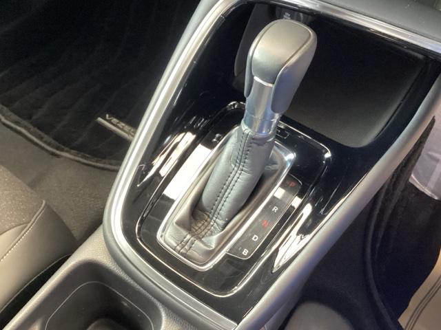 ヴェゼル ｅ：ＨＥＶＺ　純正ナビ　フルセグ　リアカメラ　衝突回避支援ブレーキ機能　スマキ　Ｐトランク　フルオートエアコン　Ｄレコ　エアバッグ　両席エアバック　Ｒカメ　パワーウィンドウ　ＬＥＤランプ　ソナー　クルーズＣ　ＵＳＢ（14枚目）