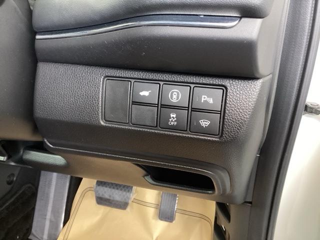 ヴェゼル ｅ：ＨＥＶＺ　純正ナビ　フルセグ　リアカメラ　衝突回避支援ブレーキ機能　スマキ　Ｐトランク　フルオートエアコン　Ｄレコ　エアバッグ　両席エアバック　Ｒカメ　パワーウィンドウ　ＬＥＤランプ　ソナー　クルーズＣ　ＵＳＢ（17枚目）