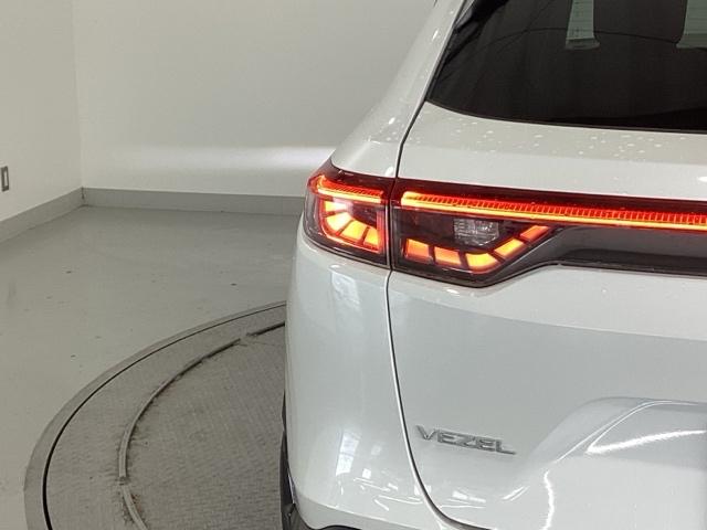 ヴェゼル ｅ：ＨＥＶＺ　純正ナビ　フルセグ　リアカメラ　衝突回避支援ブレーキ機能　スマキ　Ｐトランク　フルオートエアコン　Ｄレコ　エアバッグ　両席エアバック　Ｒカメ　パワーウィンドウ　ＬＥＤランプ　ソナー　クルーズＣ　ＵＳＢ（35枚目）