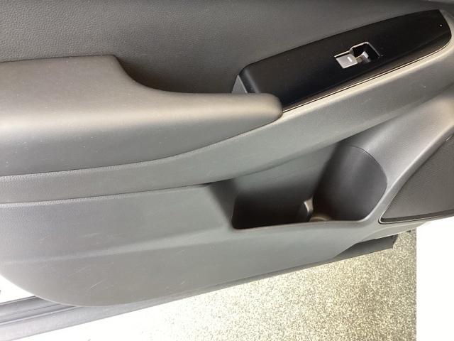 ヴェゼル ｅ：ＨＥＶＺ　純正ナビ　フルセグ　リアカメラ　衝突回避支援ブレーキ機能　スマキ　Ｐトランク　フルオートエアコン　Ｄレコ　エアバッグ　両席エアバック　Ｒカメ　パワーウィンドウ　ＬＥＤランプ　ソナー　クルーズＣ　ＵＳＢ（40枚目）