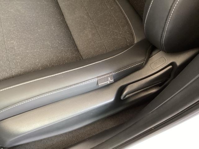 ヴェゼル ｅ：ＨＥＶＺ　純正ナビ　フルセグ　リアカメラ　衝突回避支援ブレーキ機能　スマキ　Ｐトランク　フルオートエアコン　Ｄレコ　エアバッグ　両席エアバック　Ｒカメ　パワーウィンドウ　ＬＥＤランプ　ソナー　クルーズＣ　ＵＳＢ（41枚目）