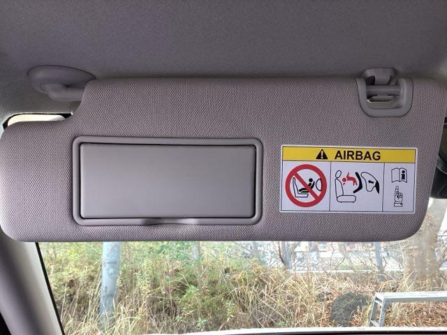 ヴェゼル ｅ：ＨＥＶＺ　純正ナビ　フルセグ　リアカメラ　衝突回避支援ブレーキ機能　スマキ　Ｐトランク　フルオートエアコン　Ｄレコ　エアバッグ　両席エアバック　Ｒカメ　パワーウィンドウ　ＬＥＤランプ　ソナー　クルーズＣ　ＵＳＢ（42枚目）