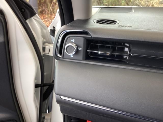 ヴェゼル ｅ：ＨＥＶＺ　純正ナビ　フルセグ　リアカメラ　衝突回避支援ブレーキ機能　スマキ　Ｐトランク　フルオートエアコン　Ｄレコ　エアバッグ　両席エアバック　Ｒカメ　パワーウィンドウ　ＬＥＤランプ　ソナー　クルーズＣ　ＵＳＢ（43枚目）