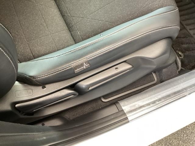 ヴェゼル ｅ：ＨＥＶＺ　純正ナビ　フルセグ　リアカメラ　衝突回避支援ブレーキ機能　スマキ　Ｐトランク　フルオートエアコン　Ｄレコ　エアバッグ　両席エアバック　Ｒカメ　パワーウィンドウ　ＬＥＤランプ　ソナー　クルーズＣ　ＵＳＢ（49枚目）