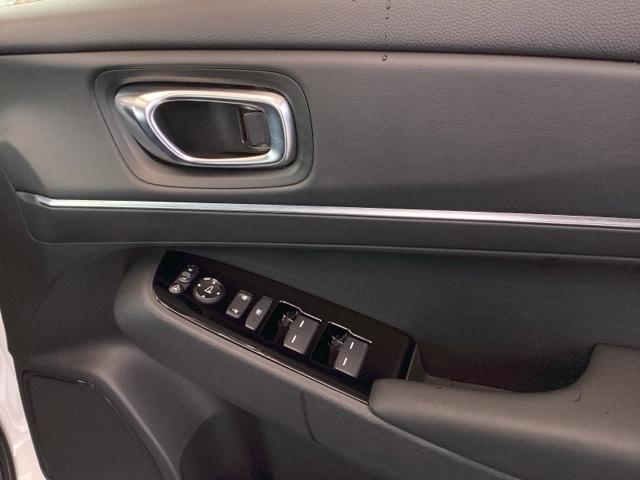 ヴェゼル ｅ：ＨＥＶＺ　純正ナビ　フルセグ　リアカメラ　衝突回避支援ブレーキ機能　スマキ　Ｐトランク　フルオートエアコン　Ｄレコ　エアバッグ　両席エアバック　Ｒカメ　パワーウィンドウ　ＬＥＤランプ　ソナー　クルーズＣ　ＵＳＢ（51枚目）