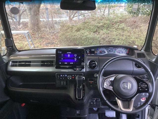 Ｎ－ＢＯＸカスタム Ｌスタイル＋ブラック　純正ナビ　フルセグ　リアカメラ　横滑防止　衝突被害軽減　Ｒカメ　パワーウィンドウ　Ａライト　カーテンエアバック　パワステ　ナビ＆ＴＶ　オートエアコン　ＡＢＳ　ベンチシート　クルコン　ＵＳＢポート（3枚目）