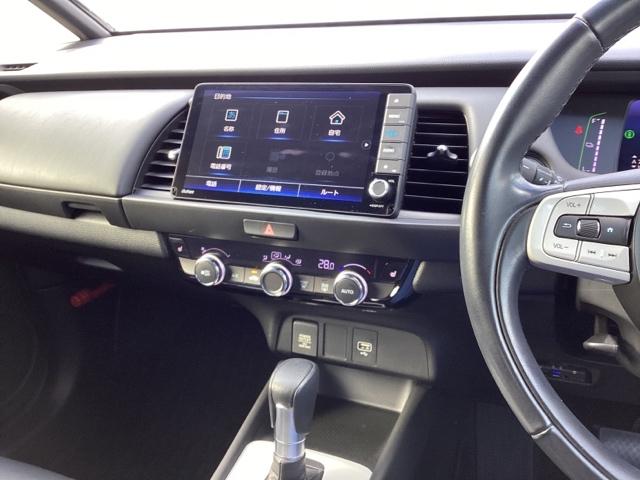 フィット ｅ：ＨＥＶリュクス　パワーウインドウ　エアコン　アイドリングストップ　禁煙　前席シートヒーター　ＥＴＣ車載器　Ｂカメラ　カーテンエアバック　ＵＳＢ接続　フルセグＴＶ　ＡＢＳ　ＬＥＤライト　エアバッグ（2枚目）