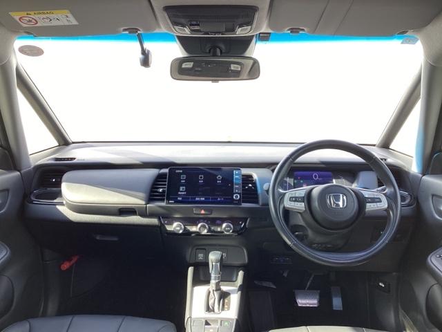 フィット ｅ：ＨＥＶリュクス　パワーウインドウ　エアコン　アイドリングストップ　禁煙　前席シートヒーター　ＥＴＣ車載器　Ｂカメラ　カーテンエアバック　ＵＳＢ接続　フルセグＴＶ　ＡＢＳ　ＬＥＤライト　エアバッグ（3枚目）