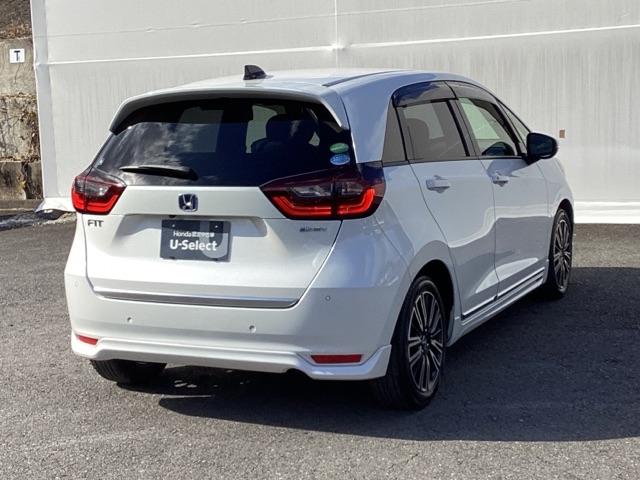 フィット ｅ：ＨＥＶリュクス　パワーウインドウ　エアコン　アイドリングストップ　禁煙　前席シートヒーター　ＥＴＣ車載器　Ｂカメラ　カーテンエアバック　ＵＳＢ接続　フルセグＴＶ　ＡＢＳ　ＬＥＤライト　エアバッグ（8枚目）