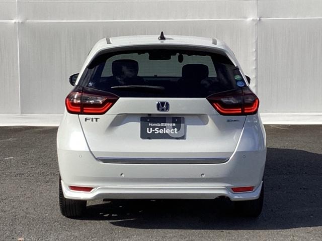 フィット ｅ：ＨＥＶリュクス　パワーウインドウ　エアコン　アイドリングストップ　禁煙　前席シートヒーター　ＥＴＣ車載器　Ｂカメラ　カーテンエアバック　ＵＳＢ接続　フルセグＴＶ　ＡＢＳ　ＬＥＤライト　エアバッグ（9枚目）