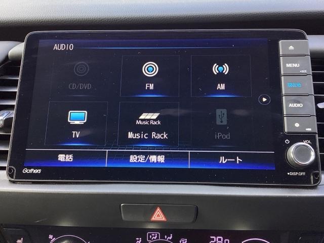 フィット ｅ：ＨＥＶリュクス　パワーウインドウ　エアコン　アイドリングストップ　禁煙　前席シートヒーター　ＥＴＣ車載器　Ｂカメラ　カーテンエアバック　ＵＳＢ接続　フルセグＴＶ　ＡＢＳ　ＬＥＤライト　エアバッグ（10枚目）