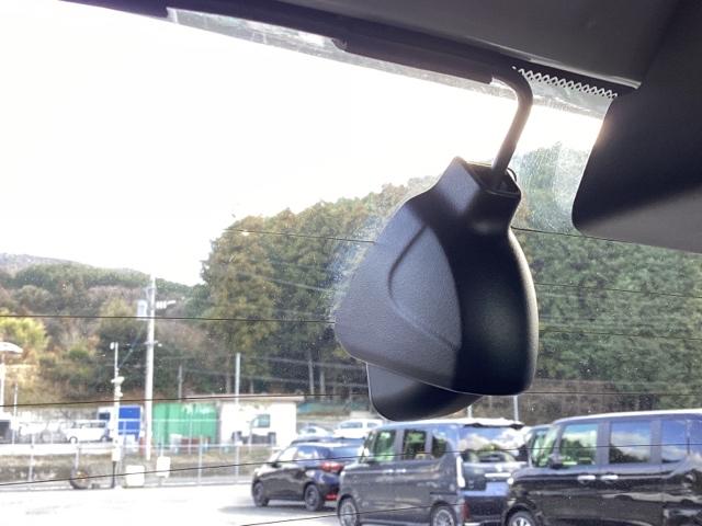 フィット ｅ：ＨＥＶリュクス　パワーウインドウ　エアコン　アイドリングストップ　禁煙　前席シートヒーター　ＥＴＣ車載器　Ｂカメラ　カーテンエアバック　ＵＳＢ接続　フルセグＴＶ　ＡＢＳ　ＬＥＤライト　エアバッグ（14枚目）