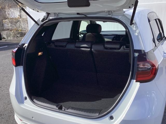 フィット ｅ：ＨＥＶリュクス　パワーウインドウ　エアコン　アイドリングストップ　禁煙　前席シートヒーター　ＥＴＣ車載器　Ｂカメラ　カーテンエアバック　ＵＳＢ接続　フルセグＴＶ　ＡＢＳ　ＬＥＤライト　エアバッグ（19枚目）