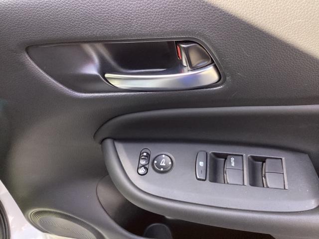 フィット ｅ：ＨＥＶリュクス　パワーウインドウ　エアコン　アイドリングストップ　禁煙　前席シートヒーター　ＥＴＣ車載器　Ｂカメラ　カーテンエアバック　ＵＳＢ接続　フルセグＴＶ　ＡＢＳ　ＬＥＤライト　エアバッグ（26枚目）