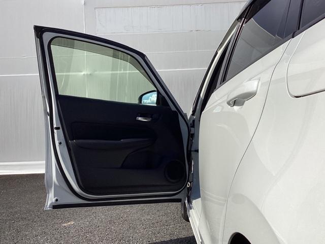 フィット ｅ：ＨＥＶリュクス　パワーウインドウ　エアコン　アイドリングストップ　禁煙　前席シートヒーター　ＥＴＣ車載器　Ｂカメラ　カーテンエアバック　ＵＳＢ接続　フルセグＴＶ　ＡＢＳ　ＬＥＤライト　エアバッグ（28枚目）