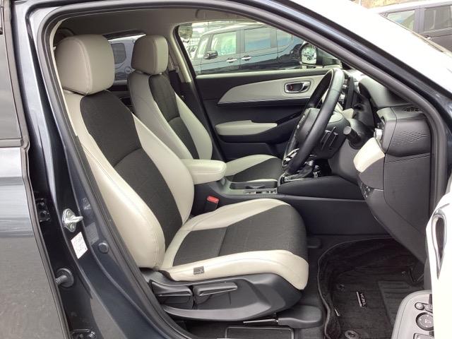 �^�]�Ȃ́A�傫�ȍ��ʂƕ�ݍ��ނ悤�Ȕw�����ꂪ�h���C�o�[�̐g�̑S�̂���������x���܂��B�㎿�ȃV�[�g�f�ނƍ���S�n�̂悢�N�b�V�������̗p���A�����Ԃ̉^�]��R�[�i�[�̑����������K�ł��B