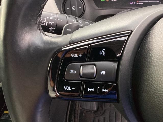 �X�e�A�����O���葤�ɃI�[�f�B�I�֘A�̃R���g���[���X�C�b�`��z�u���Ă��܂��B���쎞�͎�������炷���ƂȂ��^�]�ɏW���ł��܂��B