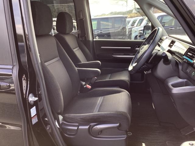 �^�]�Ȃ́A�傫�ȍ��ʂƕ�ݍ��ނ悤�Ȕw�����ꂪ�h���C�o�[�̐g�̑S�̂���������x���܂��B�㎿�ȃV�[�g�f�ނƍ���S�n�̂悢�N�b�V�������̗p���A�����Ԃ̉^�]��R�[�i�[�̑����������K�ł��B