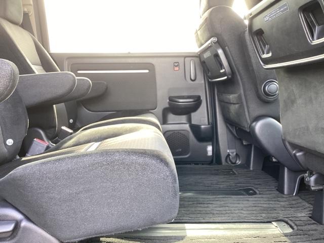 �O�Ȕw�ʂɂ͊i�[���̃e�[�u���������B�H����X�}�z�E�^�u���b�g�ł̓��掋���ȂǗl�X�ȗp�r�Ŋ��􂵂܂��B�T�C�h�ɂ͂�����Ƃ����ו���������ĕ֗��ȃR���r�j�t�b�N�t���ł��B