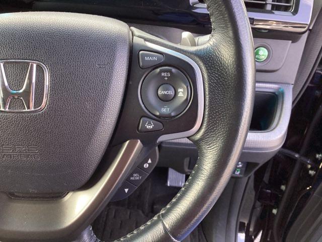 �X�e�A�����O�z�C�[���̉E�����N���[�Y�R���g���[���X�C�b�`�ł��B�A�N�Z���y�_���𓥂܂��Ɉ�葖�s���o����̂ŁA�������H�ł̑��s���O�b�Ɖ��K�ɂȂ�܂��B