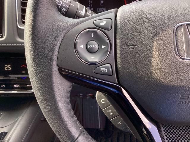 �X�e�A�����O���葤�̓I�[�f�B�I�֘A�̑���X�C�b�`�ł��B��������炷���ƂȂ��^�]�ɏW���ł��܂�