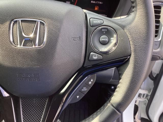 �X�e�A�����O�E�葤�Ɉ��S�^�]�x���@�\�̃z���_�Z���V���O���R���g���[������X�C�b�`�A���葤�ɃI�[�f�B�I�֘A�̃R���g���[���X�C�b�`��z�u�A��������炷���ƂȂ��^�]�ɏW���ł��܂�