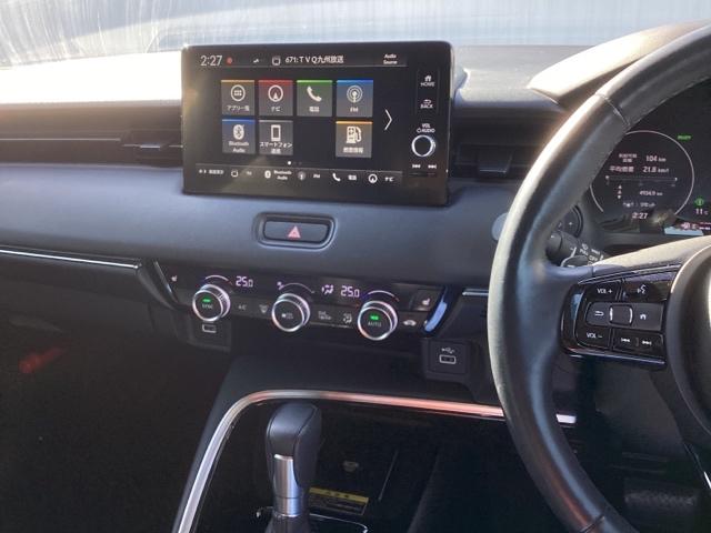 ヴェゼル e:HEVZ HondaCONNECTディスプレイ ドラレコ Sヒータ 地デジフルセグTV 定期点検記録簿 電動テールゲート サイドエアバッグ 後カメラ 前後障害物センサー 横滑防止装置 エアコン パワステ ABS(3枚目)