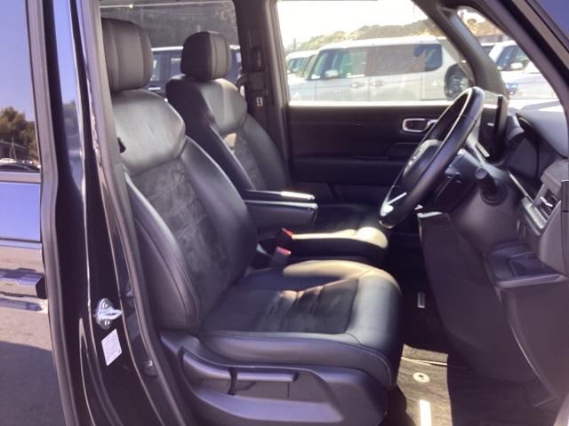 �^�]�Ȃ́A�傫�ȍ��ʂƕ�ݍ��ނ悤�Ȕw�����ꂪ�h���C�o�[�̐g�̑S�̂���������x���܂��B�㎿�ȃV�[�g�f�ނƍ���S�n�̂悢�N�b�V�������̗p���A�����Ԃ̉^�]��R�[�i�[�̑����������K�ł��B