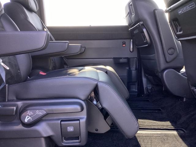 �O�Ȕw�ʂɂ͊i�[���̃e�[�u���������B�H����X�}�z�E�^�u���b�g�ł̓��掋���ȂǗl�X�ȗp�r�Ŋ��􂵂܂��B�T�C�h�ɂ͂�����Ƃ����ו���������ĕ֗��ȃR���r�j�t�b�N�t���ł��B