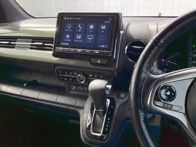 �z���_�����������[�i�r���ڂȂ̂ŁA�����ւ̃h���C�u�����C���������I�X�e�A�����O���葤�ɃI�[�f�B�I�֘A�̃R���g���[���X�C�b�`��z�u���Ă��܂��B���쎞�͎�������炷���ƂȂ��^�]�ɏW���ł��܂�