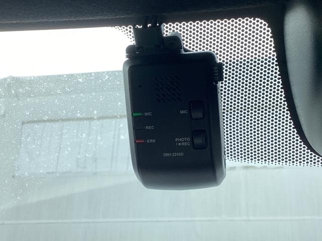 �܂����I�̎��̂��߂Ƀh���C�u���R�[�_�[�������Ă��܂��B�Փ˂����m����ƈ�莞�ԉ摜�������ۑ��ł���̂ň��S�ł��B