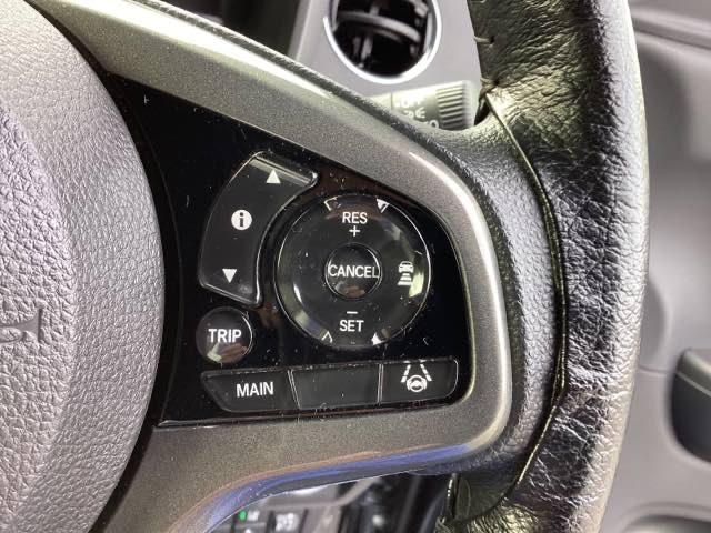 �X�e�A�����O�E�葤�Ɉ��S�^�]�x���@�\�̃z���_�Z���V���O���R���g���[������X�C�b�`�A���葤�ɃI�[�f�B�I�֘A�̃R���g���[���X�C�b�`��z�u�A��������炷���ƂȂ��^�]�ɏW���ł��܂�