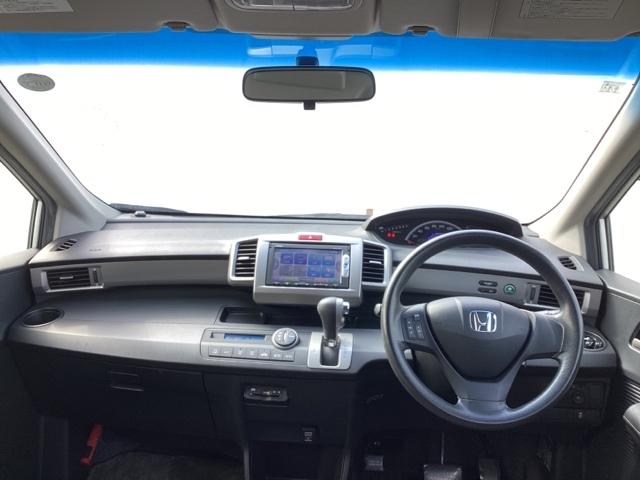 �p�[�L���O�u���[�L�̓t�b�g���Ȃ̂ŉ^�]�ȂƏ���Ȃ̊Ԃ͂�������A�ړ����y�X�ł��B�����Ǝ肪�͂��ʒu�ɂ`�s�Z���N�g���o�[��G�A�R���X�C�b�`�Ȃǂ����葀�쐫�ɗD��Ă��܂�