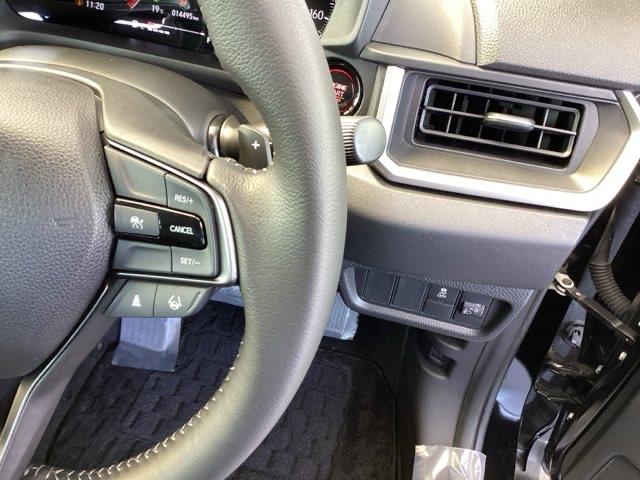 �X�e�A�����O�z�C�[���̉E�����N���[�Y�R���g���[���X�C�b�`�ł��B�A�N�Z���y�_���𓥂܂��Ɉ�葖�s���o����̂ŁA�������H�ł̑��s���O�b�Ɖ��K�ɂȂ�܂��B