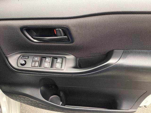 �y�p���[�E�B���h�E�X�C�b�`�z�����^�b�`�ŁA�p���[�E�C���h�E��h�A�~���[�𑀍�ł��܂��B�h�A�|�P�b�g�ɂ̓h�����N�z���_�[���������܂��B