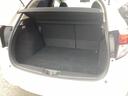 トランクの広さは、どうです、たくさんの荷物が積めますよ。トノカバー付き。荷室のプライバシーを守ってくれます。見た目もスッキリ、防犯性も高まります。