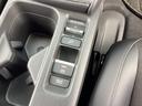 運転席からも助手席からも自由に使えるドリンクホルダー付。